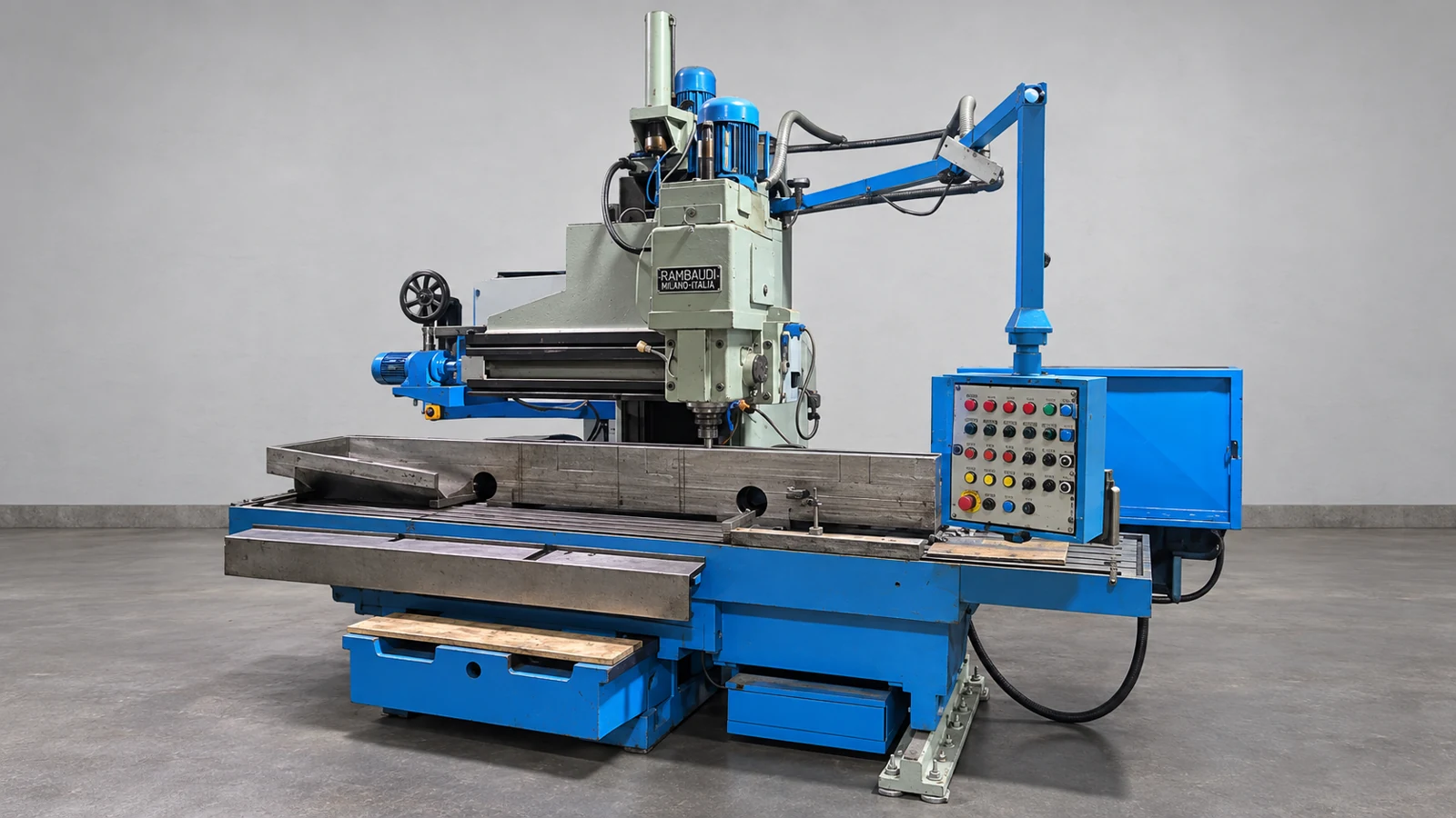 Fresadora de mesa longa — 3.000 mm e fuso de 90 mm